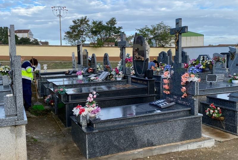 El cementerio de Guijuelo se prepara para Todos los Santos