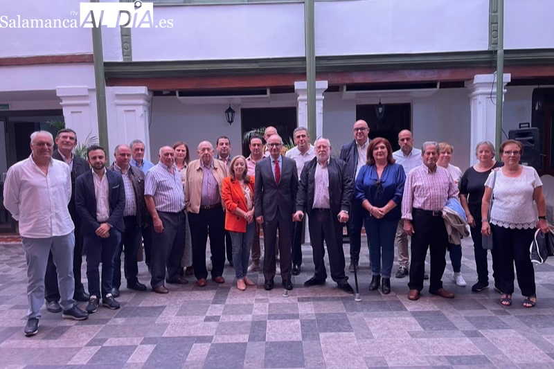 Iglesias se reúne con alcaldes del PP, subrayando el papel de Carmen Familiar en Peñaranda