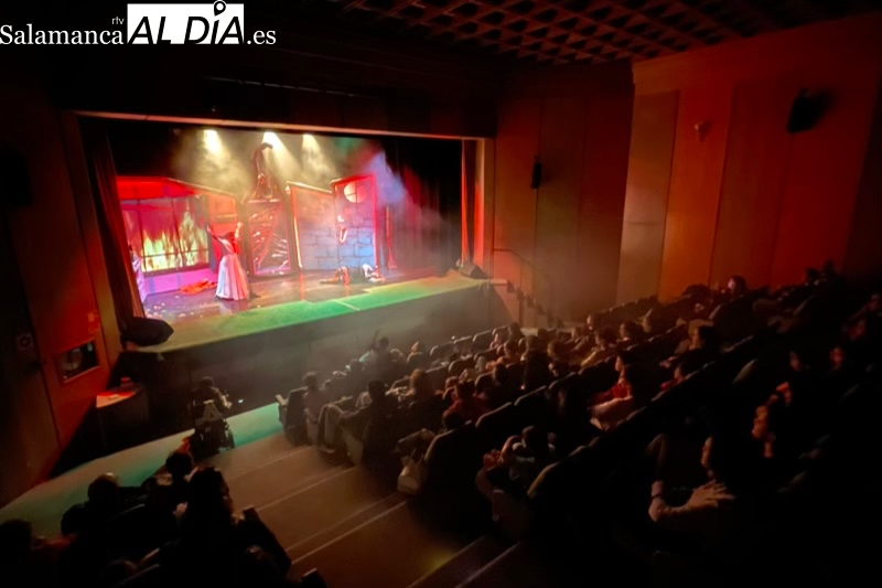 ‘La bruja Kalambres’ llena el Teatro del CDS de animación y misterios para toda la familia 