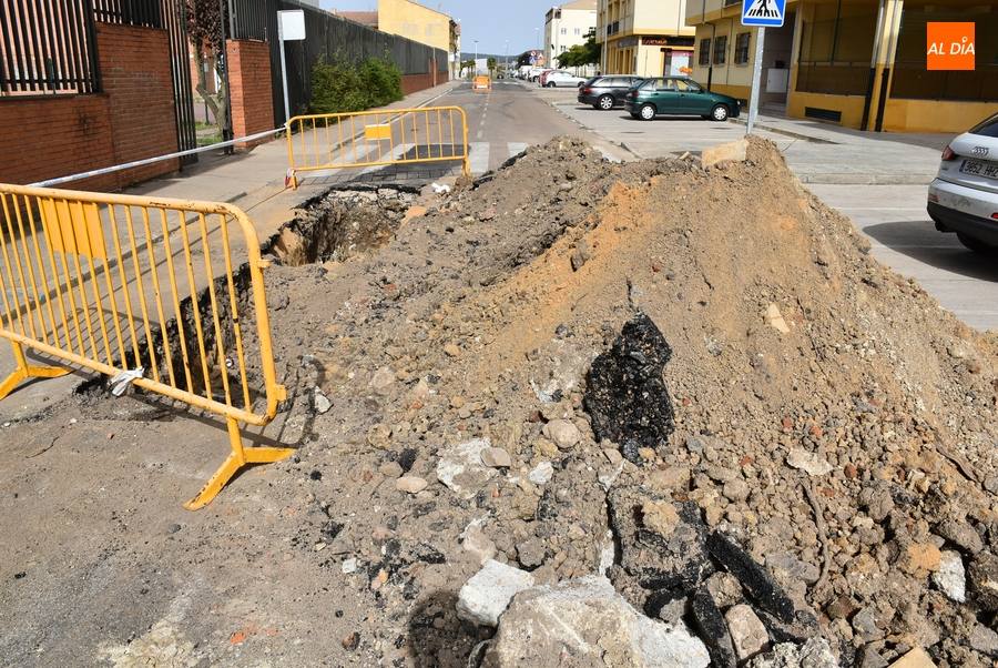 Una avería en el suministro de agua bloquea el tráfico en el Paseo de Carmelitas