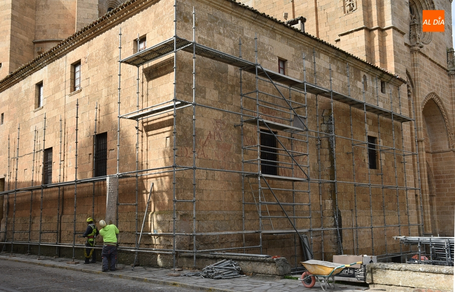 Desplegados los andamios para la intervención en la Catedral de Santa María