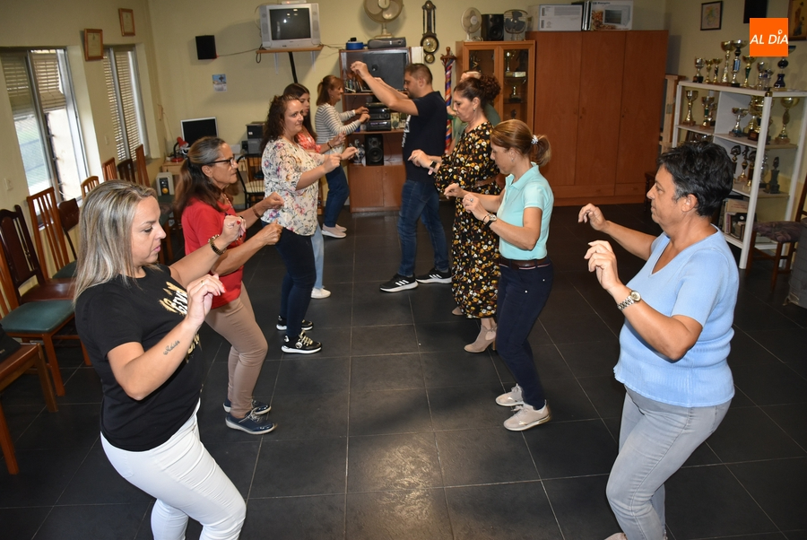 Se reinicia el taller de baile charro y percusión de la Avenida de España