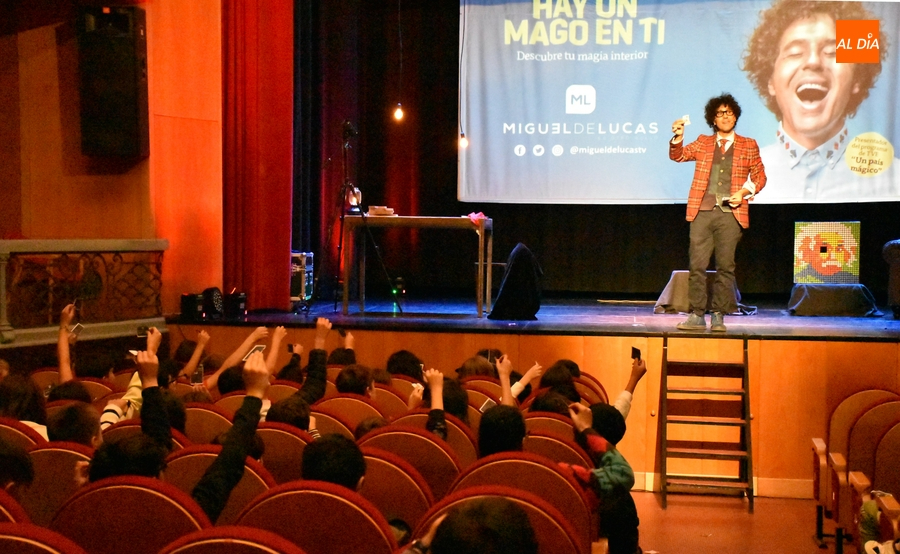Miguel de Lucas descubre a alumnos de Secundaria el mago que hay en ellos