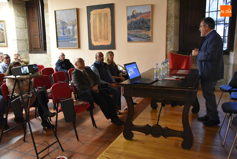 Martín Benito explica los históricos caminos y comunicaciones existentes en la Raya