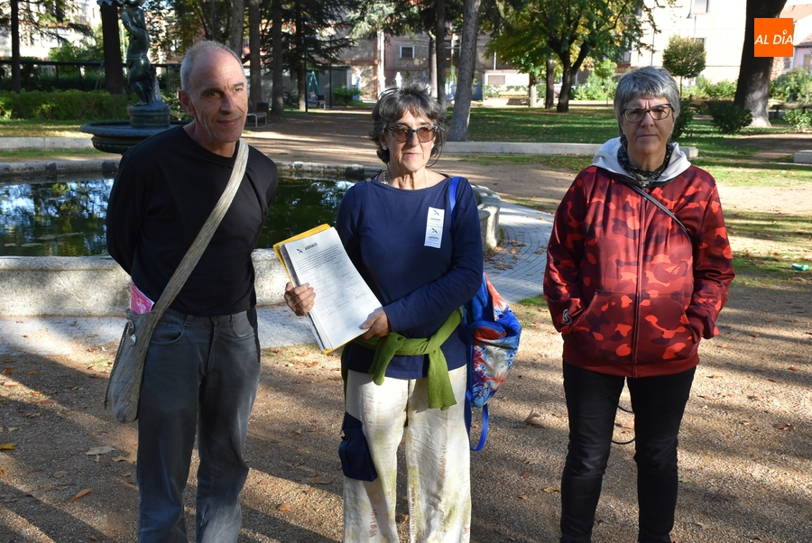 Asenavis entrega las 1.068 firmas recogidas a favor del río Águeda