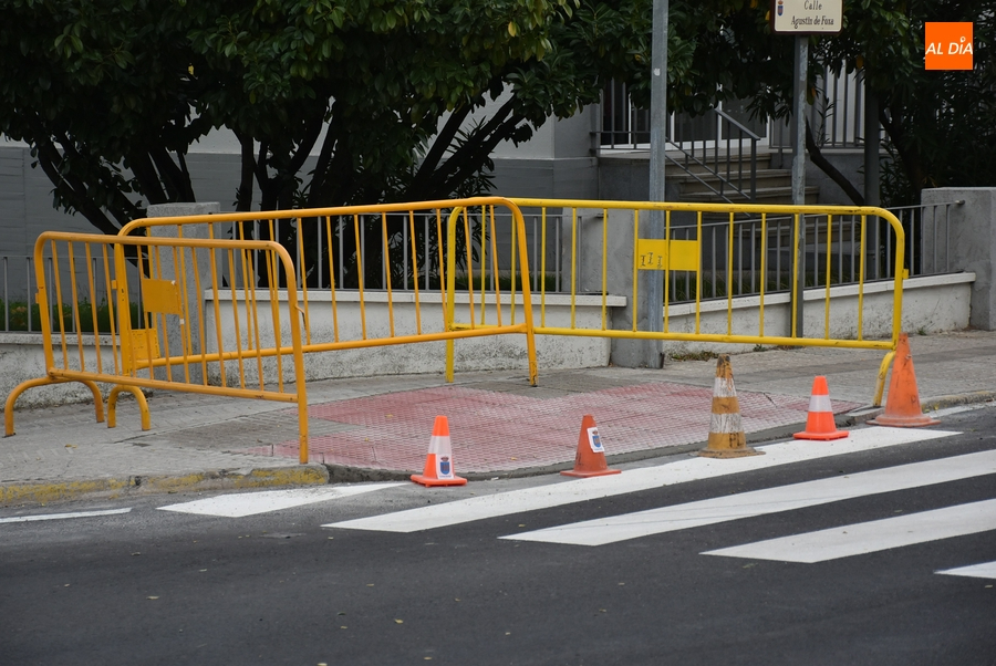 Colocadas baldosas de botones en los dos pasos de cebra superiores de Conde de Foxá
