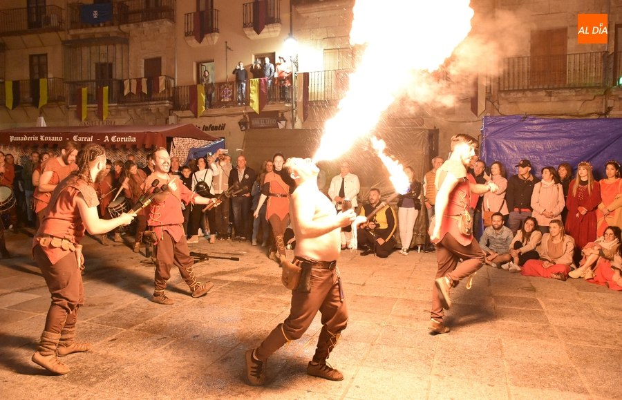 Un espectacular show con fuego culmina una jornada repleta de animación callejera