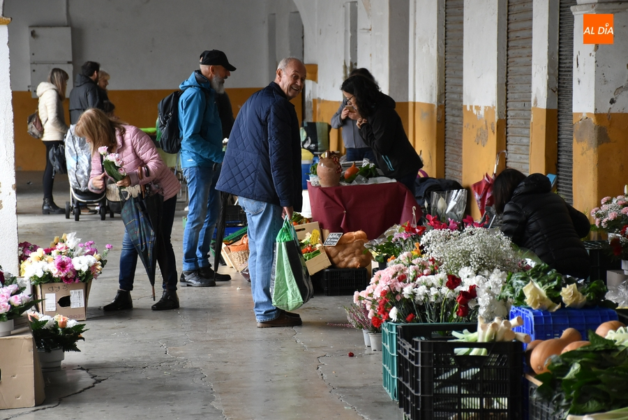 Atípico lunes con mercado de los martes a cubierto, sin cole, con turistas y bastantes coches