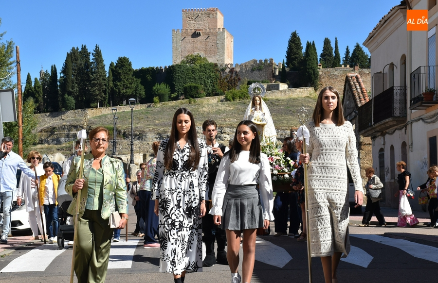 La Virgen del Rosario recorre el Arrabal del Puente en una espléndida mañana