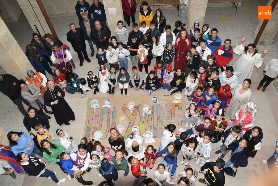Un centenar de niños toma parte en el festivo regreso de Holywins