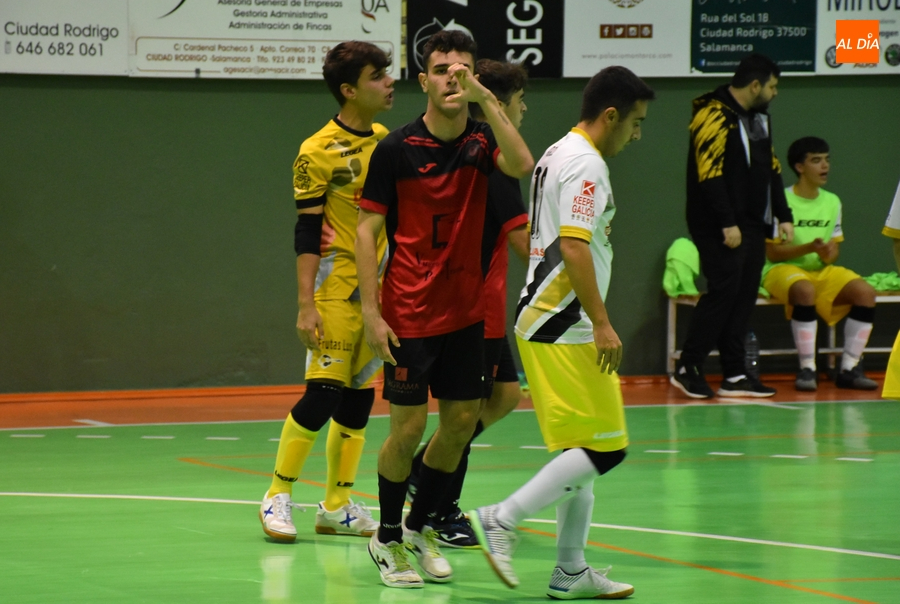 El III Juvenil le juega de tú a tú al líder en un gran partido pero no obtiene premio