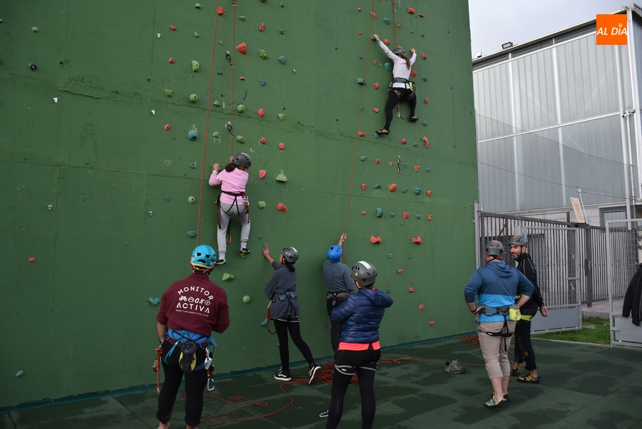 Tarde de aprendizaje en el rocódromo municipal