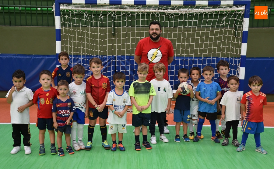 Cerca de una veintena de peques asisten esta temporada a la Escuela del III Columnas