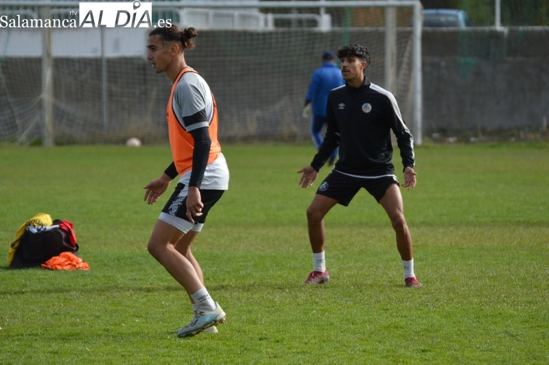 Motos empieza a ser uno más en los entrenamientos del Salamanca UDS y ya entra con el grupo