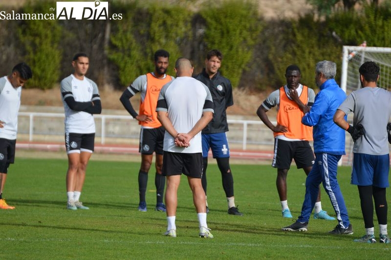 Alarma 10 en el Salamanca UDS: Diego Benito sigue sin entrenar... y María se desgañita con el balón parado