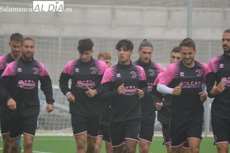 Mawi, Borja Díaz y Ramón Blázquez, con el grupo en el entrenamiento de Unionistas