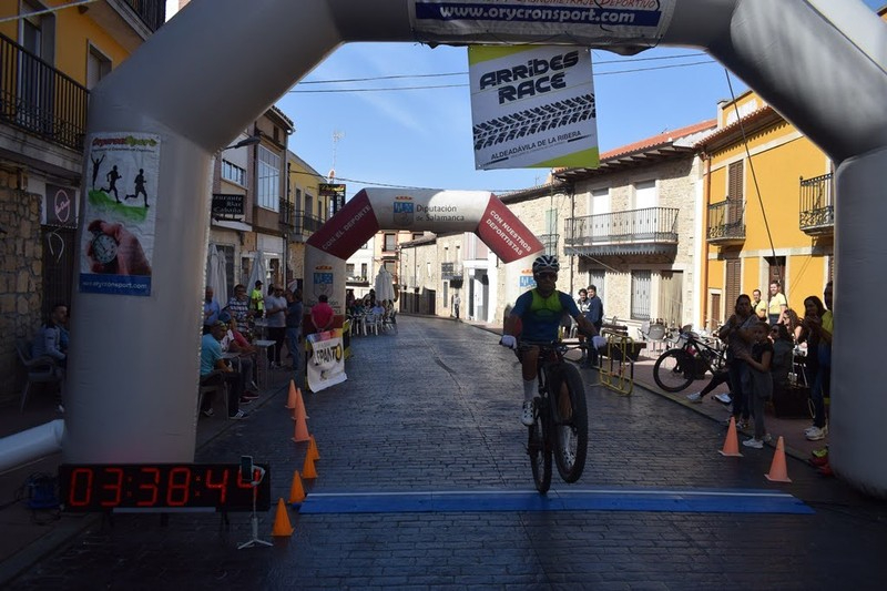 Javier Manzano y Eva Domínguez se imponen en la VI Arribes Race BTT de Aldeadávila