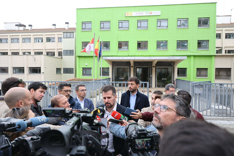 Tudanca reclama a Mañueco que dé la cara ante los ganaderos afectados