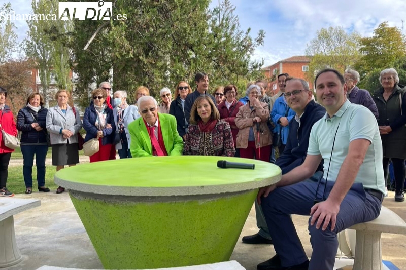 El Padre Ángel apadrina en Peñaranda la primera ‘Mesa Abierta’ para el diálogo