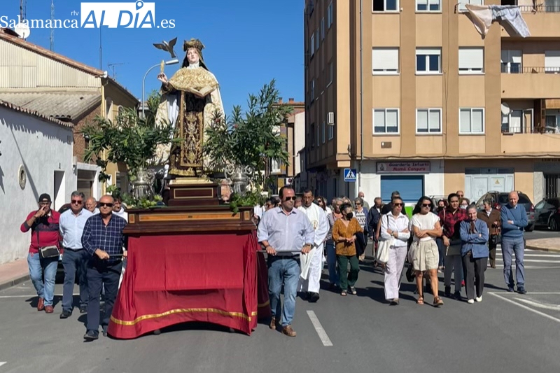 Santa Teresa vuelve a recorrer las calles de Peñaranda acompañada por vecinos y fieles