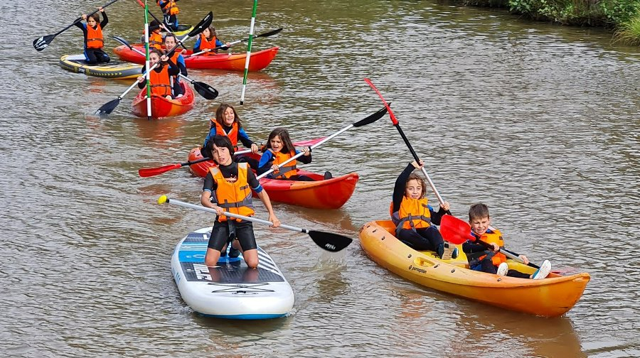 25 niños de toda la provincia surcan el Águeda en el programa Multiaventura