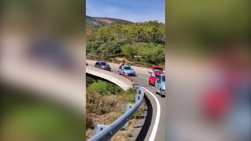 Circulan con personas fuera de los vehículos en Garcibuey y lo suben a las redes sociales