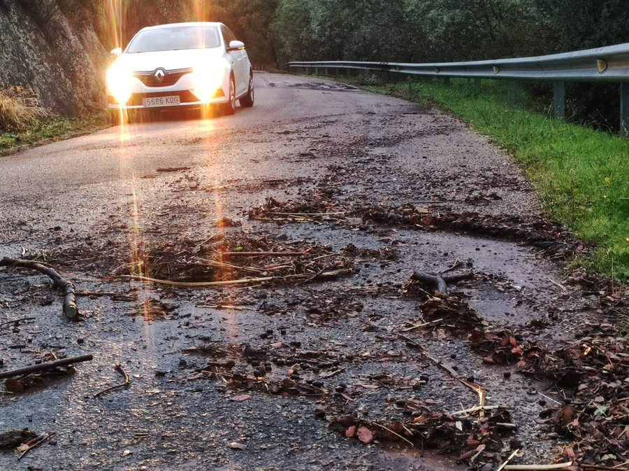 La intensa lluvia causa problemas en la carretera del Pantano