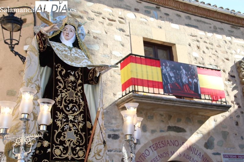 Colorido y caluroso recibimiento a Santa Teresa en Alba de Tormes