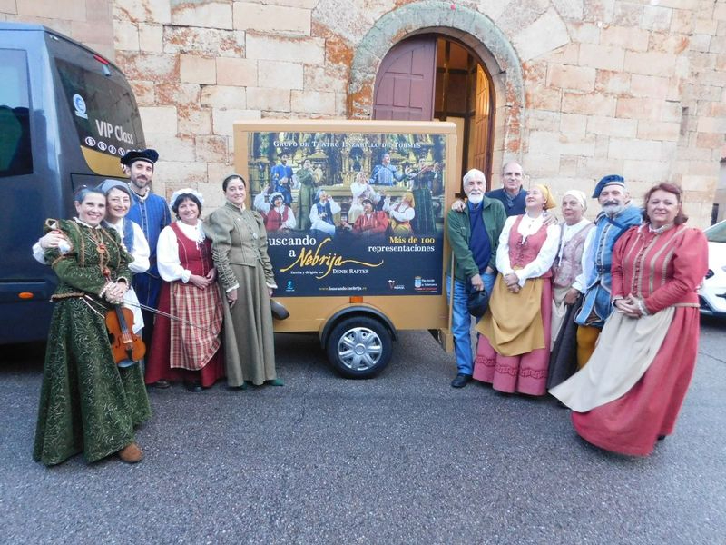 La Vellés aplaude con emoción la representación número 100 de la obra teatral Buscando a Nebrija