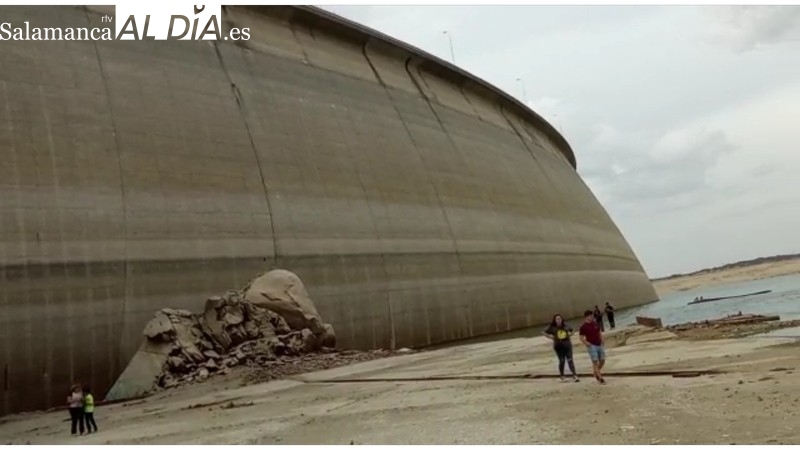 Los pies de la presa de Almendra