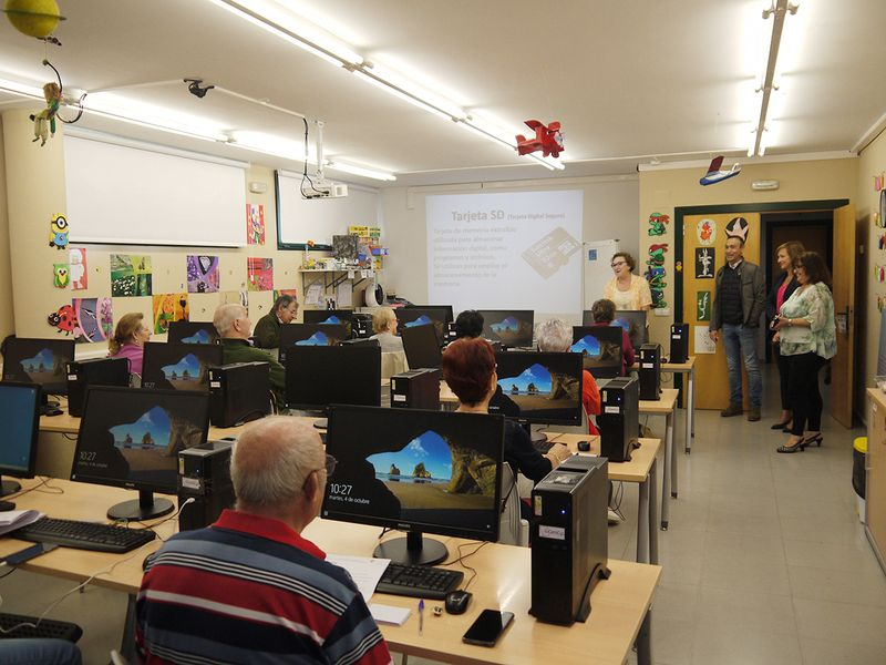 Los mayores de Carbajosa se suman al taller Me atrevo con la tecnología 