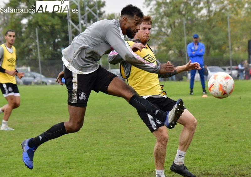 El Salamanca UDS vuelve a entrenar en el Anexo... y Diego Benito sigue fuera: la rodilla del 10 no deja de dar guerra