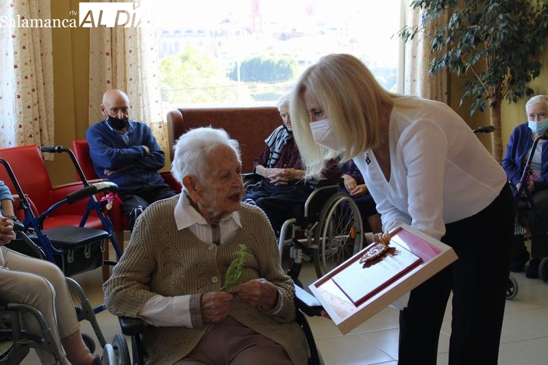 Homenaje a María Teresa Domínguez, la persona de mayor edad de Alba de Tormes