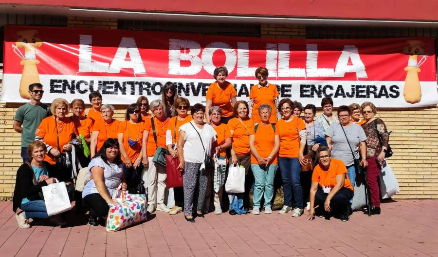 Más de una treintena de encajeras de Amanecer participan en la ‘Bolilla 2022’