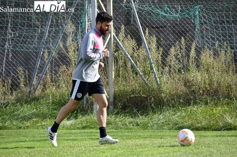 Diego Benito evoluciona de su lesión y ya toca balón en el entrenamiento del Salamanca UDS