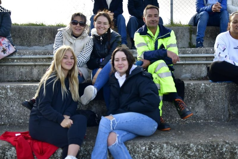 Los salmantinos disfrutan en las gradas pese al mal tiempo 