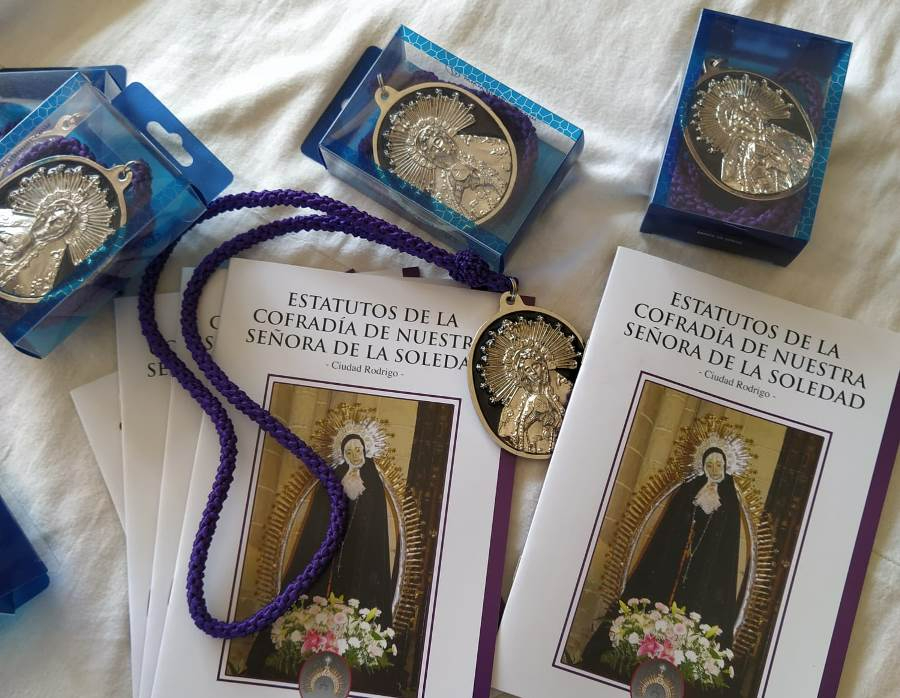 La Cofradía de La Soledad vuelve a tener a la venta medallas de la Virgen