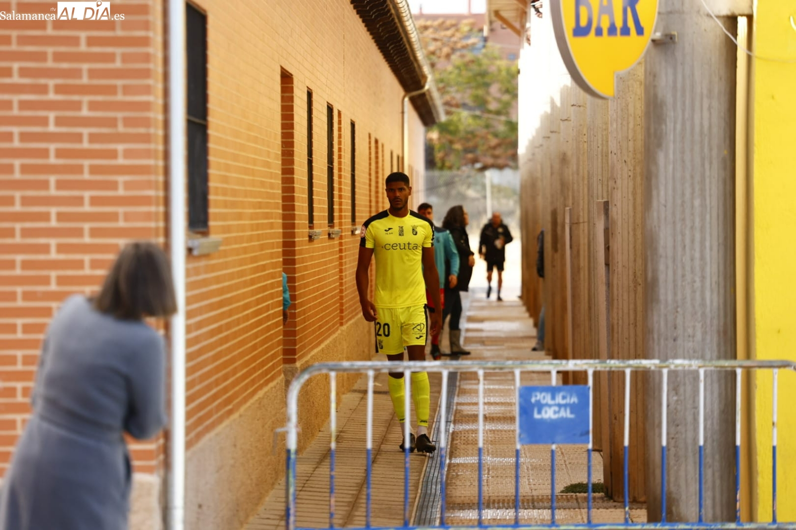 Mati, del Ceuta, revienta una puerta de los vestuarios del Reina Sofía tras su expulsión frente a Unionistas