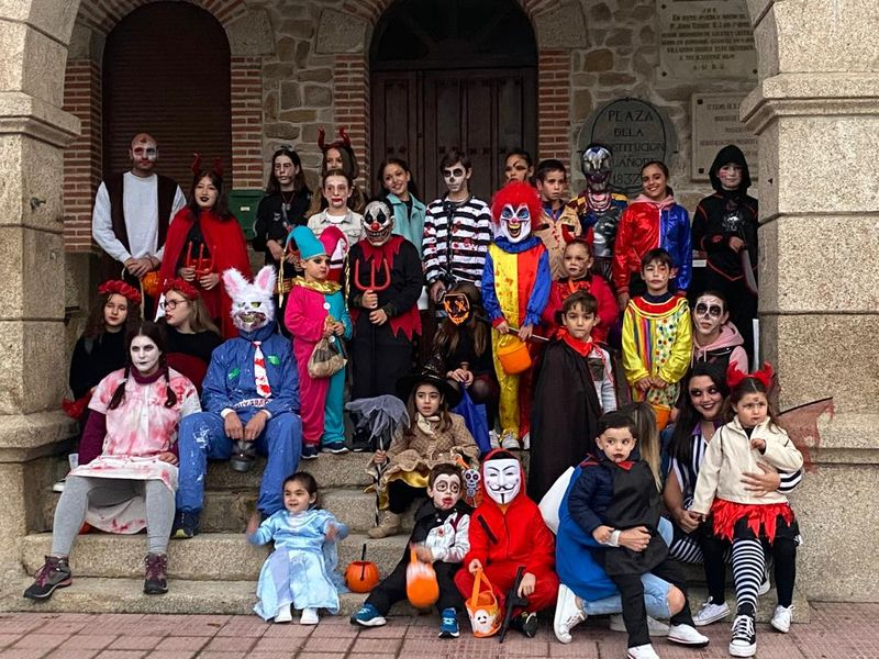 Tarde de disfraces con ‘truco y trato’ en Villarino para celebrar Halloween