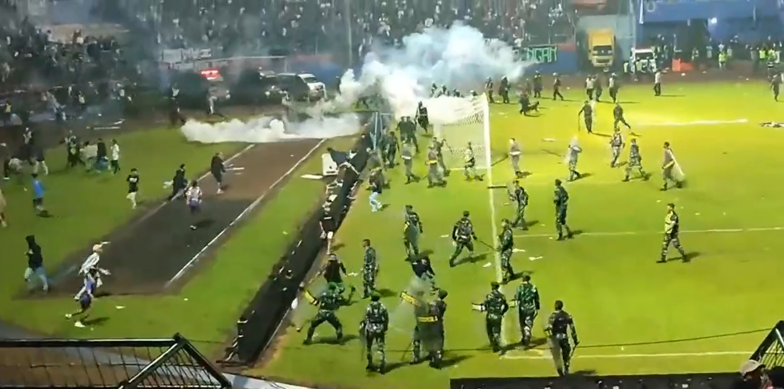 Tragedia en el fútbol: casi 200 muertos por los disturbios durante un partido en Indonesia