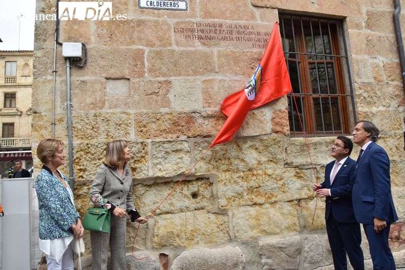 Emotivo homenaje a Fernando García-Delgado con una inscripción junto al Colegio Oficial de Abogados