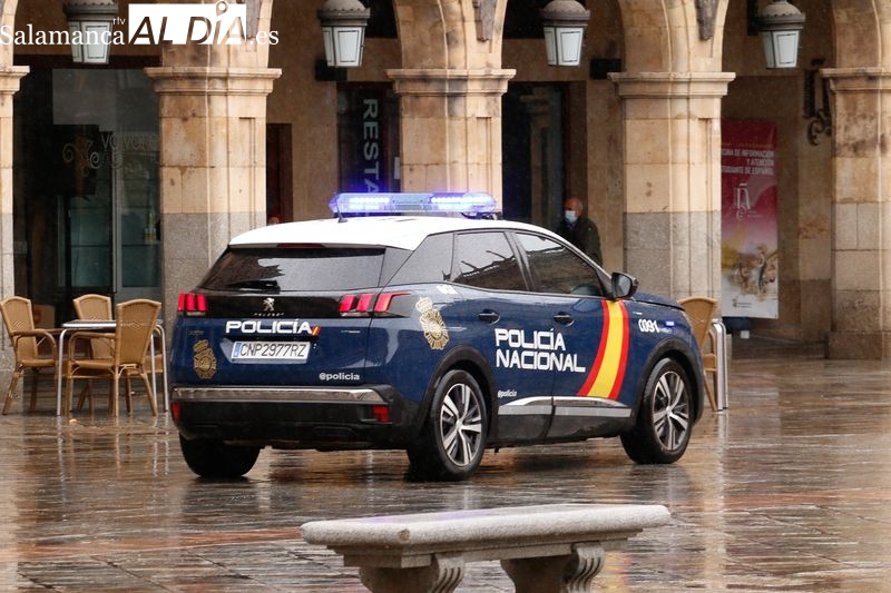 Conduce en dirección prohibida por Salamanca para huir de la Policía