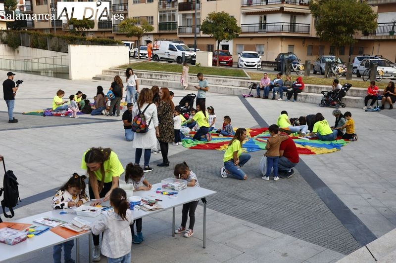 Los más pequeños disfrutan con manualidades, globoflexia y pintacaras en la plaza de Trujillo