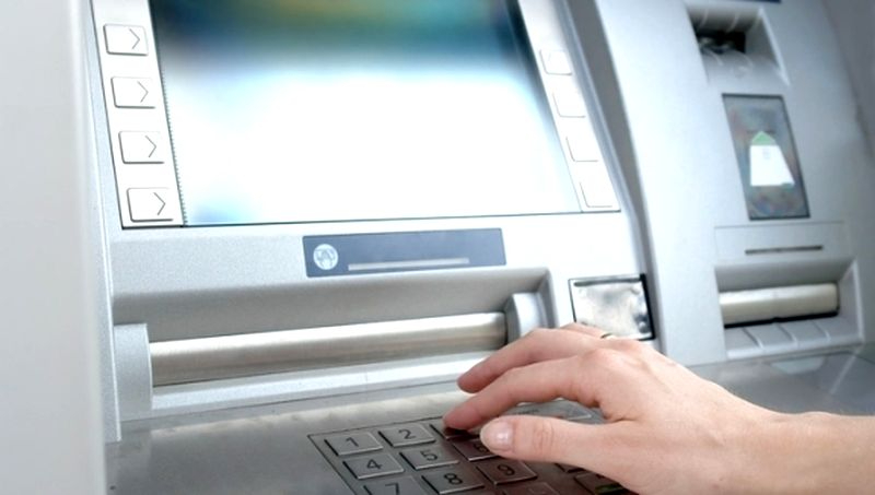 Aprovecha el despiste de un salmantino en el cajero para llevarse 800 euros