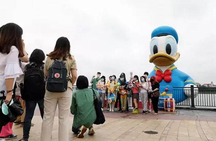 China cierra Disney Shanghái por Covid-19 y deja a los visitantes confinados hasta realizarles un test