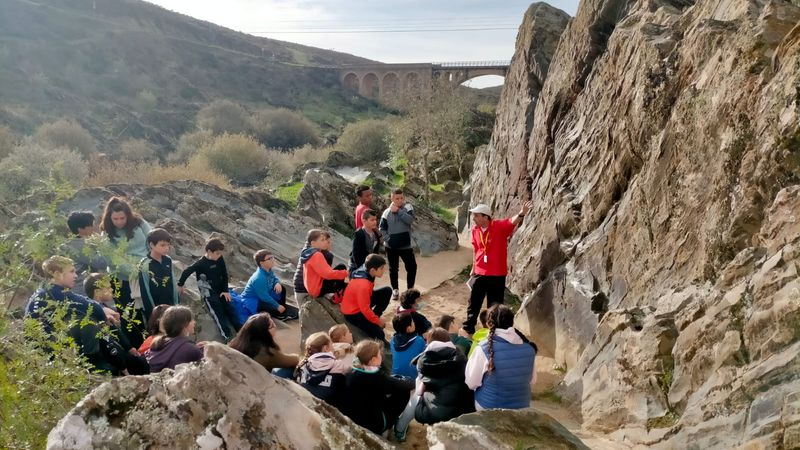 Alumnos del CEIP Liminares de Lumbrales visitan el Yacimiento Rupestre de Siega Verde