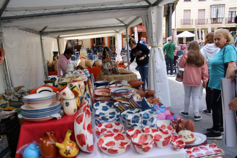 El arte en barro llena la Plaza Mayor