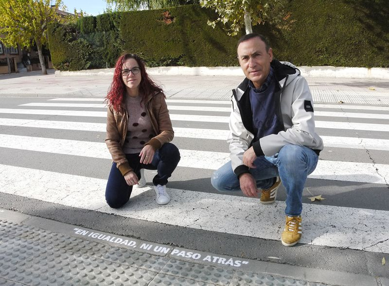 Frases contra la violencia de género estampadas en los pasos de cebra de Carbajosa 
