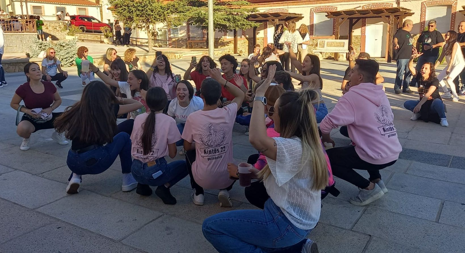 Los quintos animan las fiestas de San Miguel en Galinduste