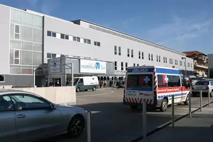 Entra con un hacha en un hospital en busca del cirujano que le había operado